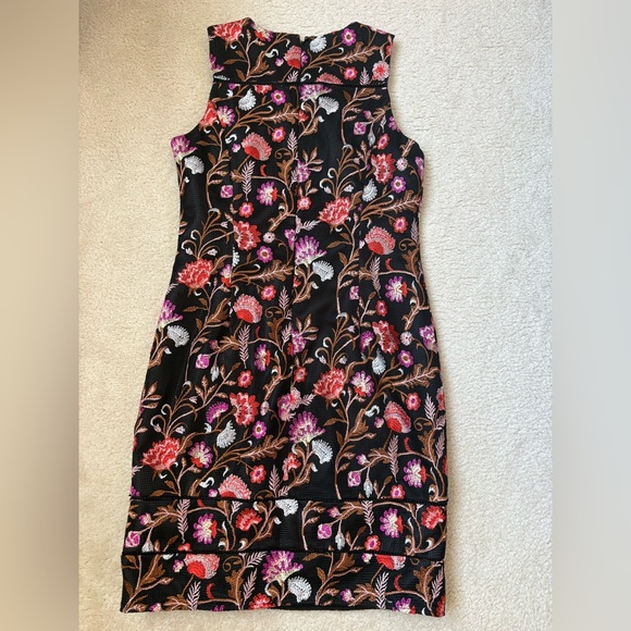 White House black market black floral embroidered sleeveless sheath dress, sz 8 - Picture 9 of 10